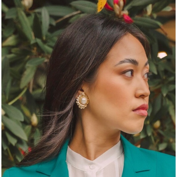 80s Vintage Pearl and Queen Conch Shell Gold Tone Chunky Clip On Earrings - Picture 2 of 3